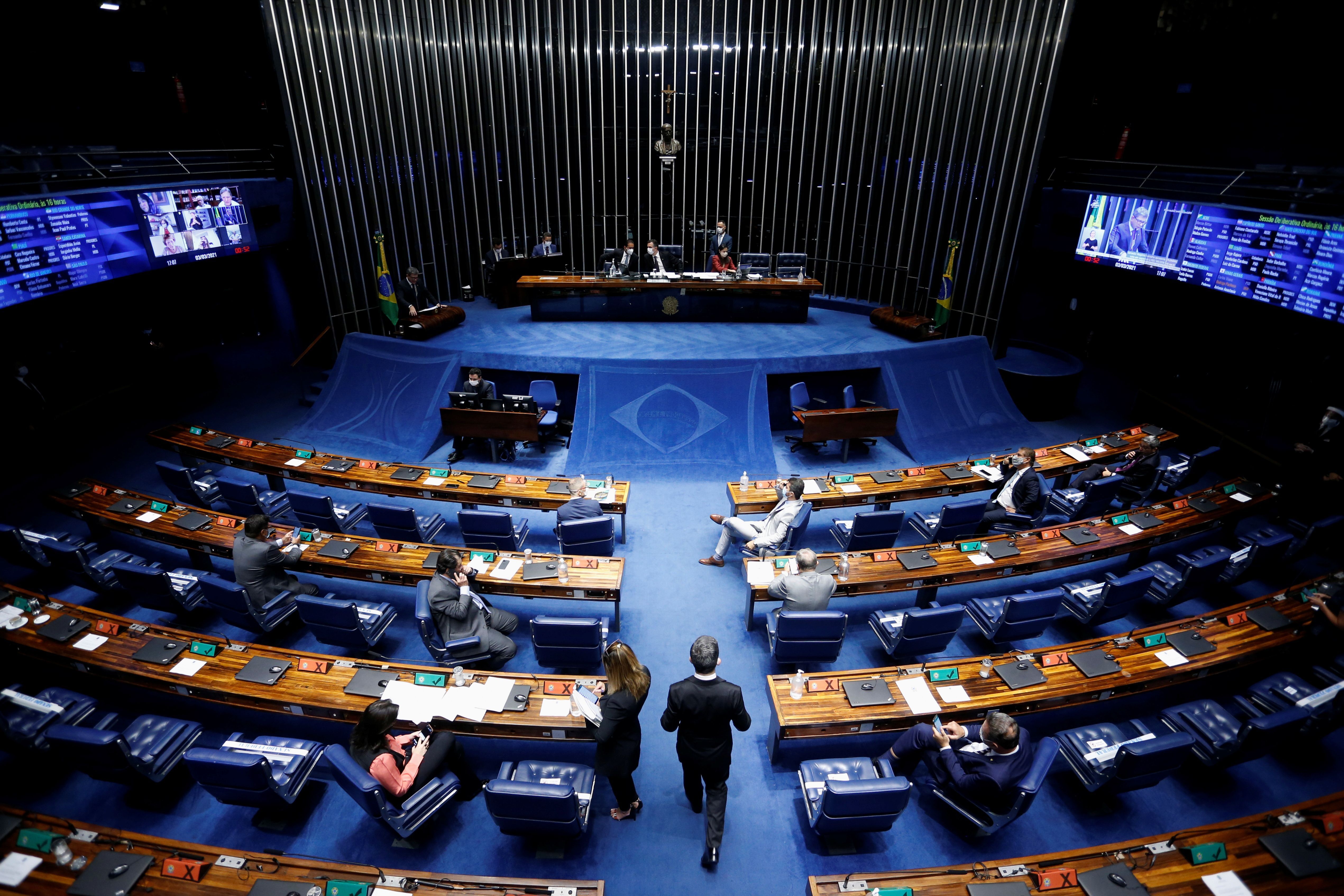 Proposta prevê a unificação de cinco impostos e a isenção de produtos da cesta básica. Após Senado concluir a votação, a PEC ainda precisará voltar para mais uma análise da Câmara