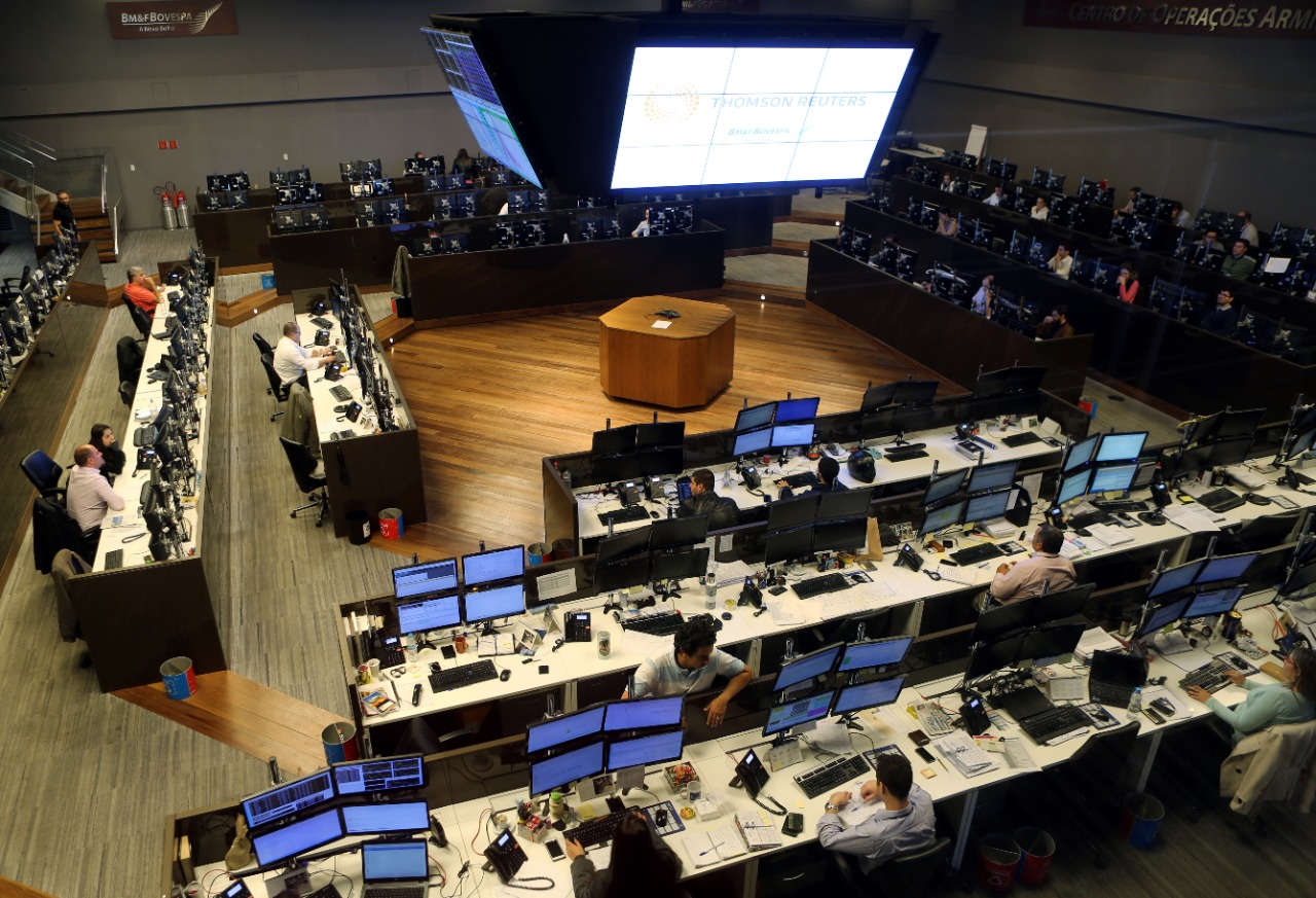 Investidores acompanham dados domésticos de atividade econômica e esperam por ata do Fed, na quarta (21)