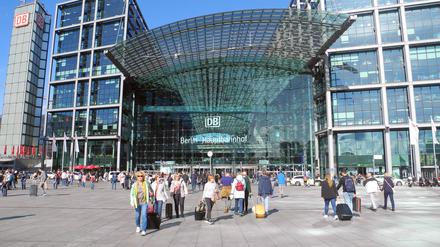 Kommen und Gehen am Washingtonplatz vor dem Berliner Hauptbahnhof in Mitte.