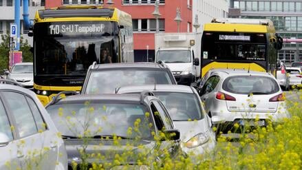 27.05.2025, Berlin - Deutschland. Stau in Mitte, volle Straßen. *** 27 05 2025, Berlin Germany Traffic jam in Mitte, full streets