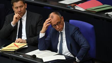 Unzufriedenes Duo. Lars Klingbeil (l.) und Friedrich Merz kommen mit ihren Reformvorhaben nur langsam voran.