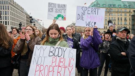 „Ich habe es satt" und "My Body is not public property" stehen unter anderem auf Plakaten, die Demonstrantinnen auf der Kundgebung "Es reicht! Sexualisierte Gewalt stoppen" vor dem Brandenburger Tor, halten. (Archivbild)