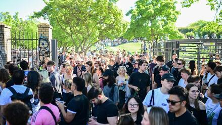 Menschen gehen am 1. Mai am Tor Ecke Skalitzer und Görlitzer Straße aus dem Görlitzer Park. Der Zugang wurde von der Polizei als Ausgang definiert, da der Park an dieser Stelle sehr voll ist. (Archivbild)