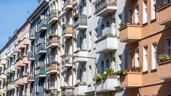 Straße mit bunten Altbauwohnungen.