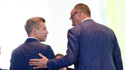 Ungarns Premier Péter Magyar (links) nach der gemeinsamen Pressekonferenz mit Bundeskanzler Friedrich Merz