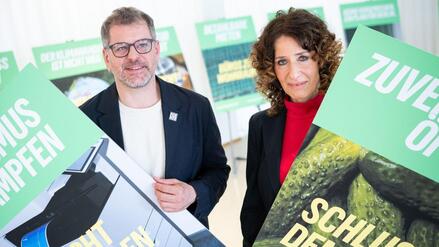 Werner Graf, Bürgermeisterkandidat Bündnis 90/Die Grünen für die Wahl zum Abgeordnetenhaus Berlin, und Bettina Jarasch, Co-Spitzenkandidatin für die Wahl zum Abgeordnetenhaus Berlin, halten während der Vorstellung der Kampagne zur Abgeordnetenhauswahl 2026 Plakate hoch.