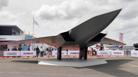 Ein vollmaßstäbliches Modell des „New Generation Fighter“, Teil des Future Combat Air System (FCAS), das von Dassault Aviation, Airbus und Indra Sistemas entwickelt wird, wird am 20. Juni 2023 auf dem Flughafen Paris–Le Bourget präsentiert.