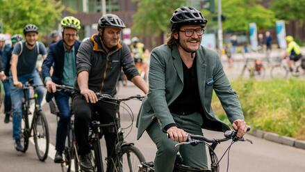 Günter Ziegel, Urban Aykal und Michael Fugel beim Anradeln auf der Thielallee (r-l).
