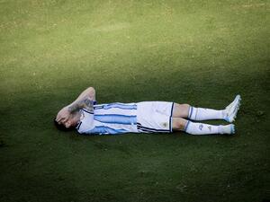 Linonel Messi liegt am Boden.