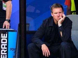 Julian Nagelsmann, inzwischen nicht mehr Bundestrainer, sitzt ratlos auf der Trainerbank.