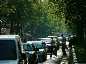01.09.2004, Berlin, Deutschland - Stark befahrener Kurfuerstendamm im Gegenlicht, Fussgaenger ueberqueren zwischen den Autos die Strasse. (Charlottenburg, Kurfuerstendamm, Stadtleben, Strasse, Verkehr, Rush-Hour, Strassenszene, Menschen, sonnig, QF, Kurfürstendamm, Fussgänger, überqueren) P040900D097CARO.JPG