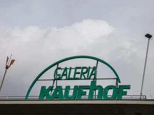 Ein Kaufhof-Schriftzug steht auf dem Dach einer Filiale der Warenhauskette Galeria Karstadt Kaufhof