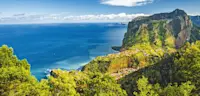 Auf Madeira entfaltet sich ein atemberaubendes Panorama aus grünen Bergen und tiefblauem Meer – ein Moment, der die wilde Schönheit der Atlantikinsel eindrucksvoll zeigt.