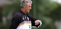 Bundestrainer Erich Ribbeck schaut beim Training der deutschen Fußballnationalmannschaft am 26.7.1999 in Guadalajara (Mexiko) auf die Uhr. Zwei Tage zuvor hat die DFB-Elf zum Auftakt des Turniers um den Konföderationen-Cup mit 0:4 gegen Brasilien verloren. Der nächste Gegner ist Neuseeland