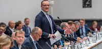 Jens Spahn (M, CDU), CDU/CSU Fraktionsvorsitzender im Bundestag, spricht neben Bundeskanzler Friedrich Merz (CDU) vor Beginn der Fraktionssitzung im Bundestag.