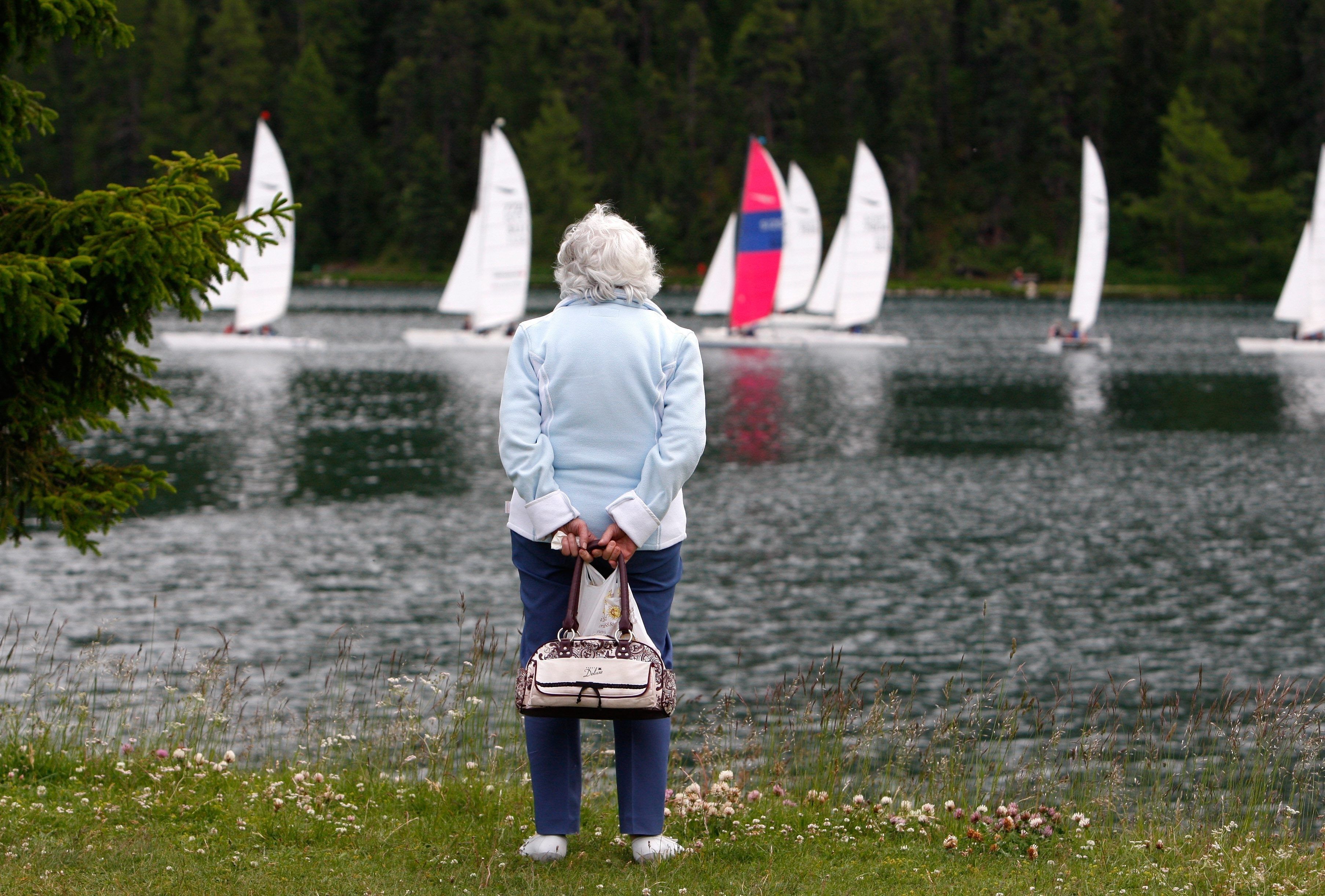 Im Jahr 2023 haben in der Schweiz erstmals mehr Personen das Kapital aus der Pensionskasse bezogen statt einer Rente. Über die Gründe gibt es Meinungsverschiedenheiten. Ohne Risiken ist der Trend nicht.