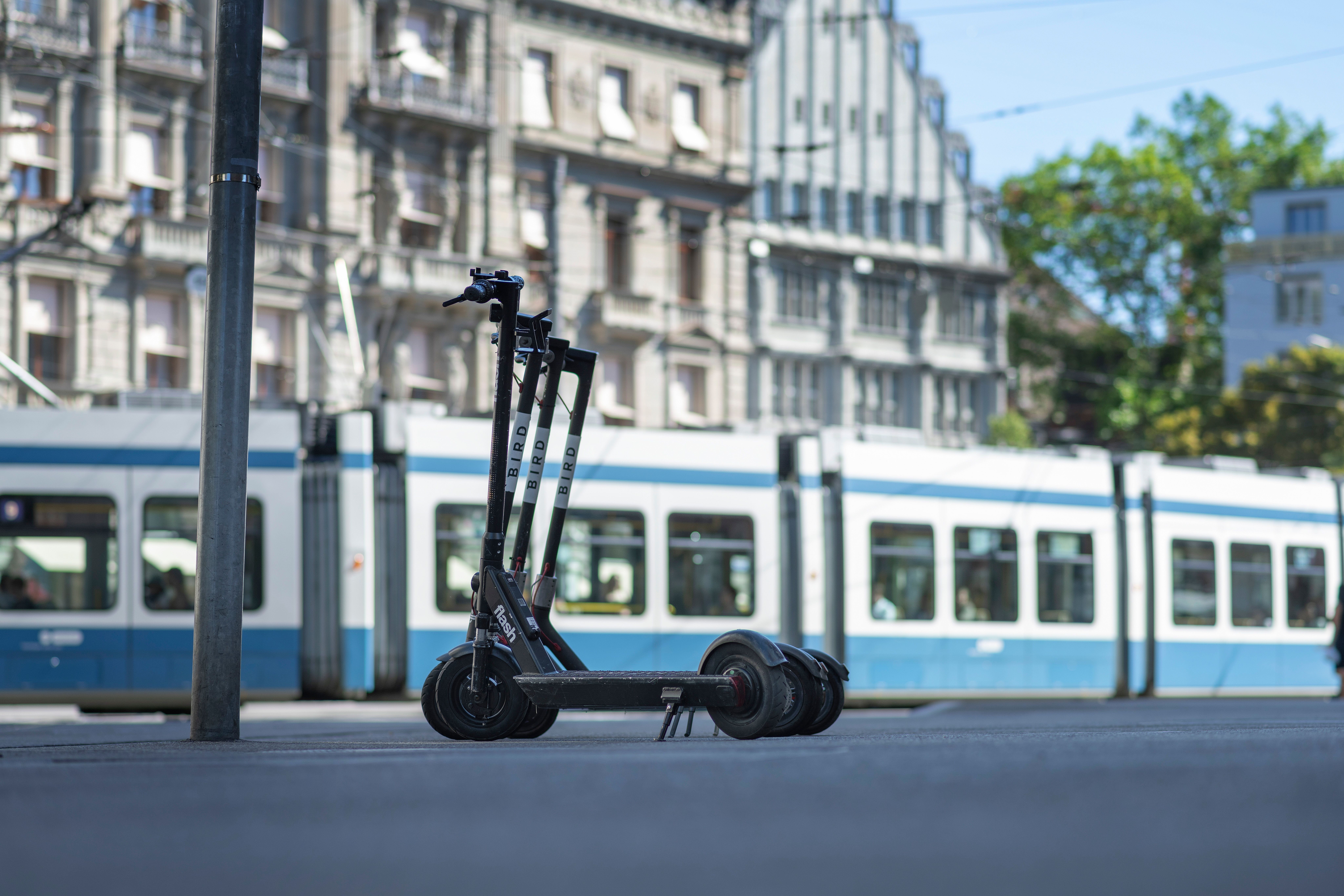 Statt acht sollen künftig drei Unternehmen E-Fahrzeuge anbieten dürfen. Die Linken fordern noch mehr Massnahmen.