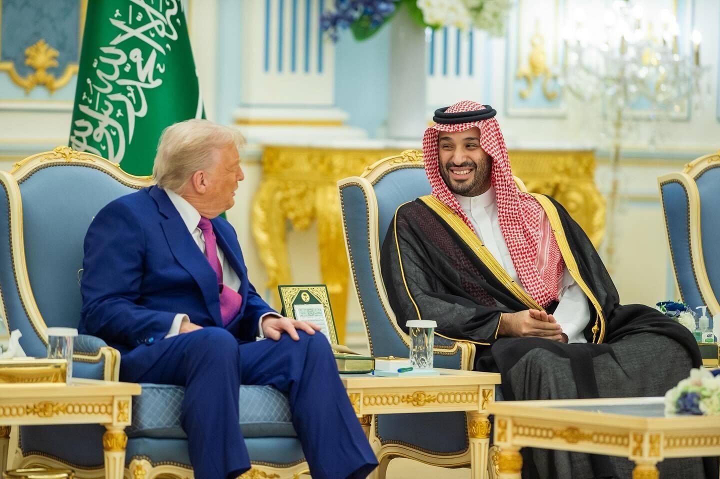 Am ersten Tag seiner Nahost-Reise hat Donald Trump in Riad primär Waffendeals und Investitionsversprechen ausgehandelt. Zudem kündigte er ein Ende der Syrien-Sanktionen an. Sonst blieben Überraschungen aus.