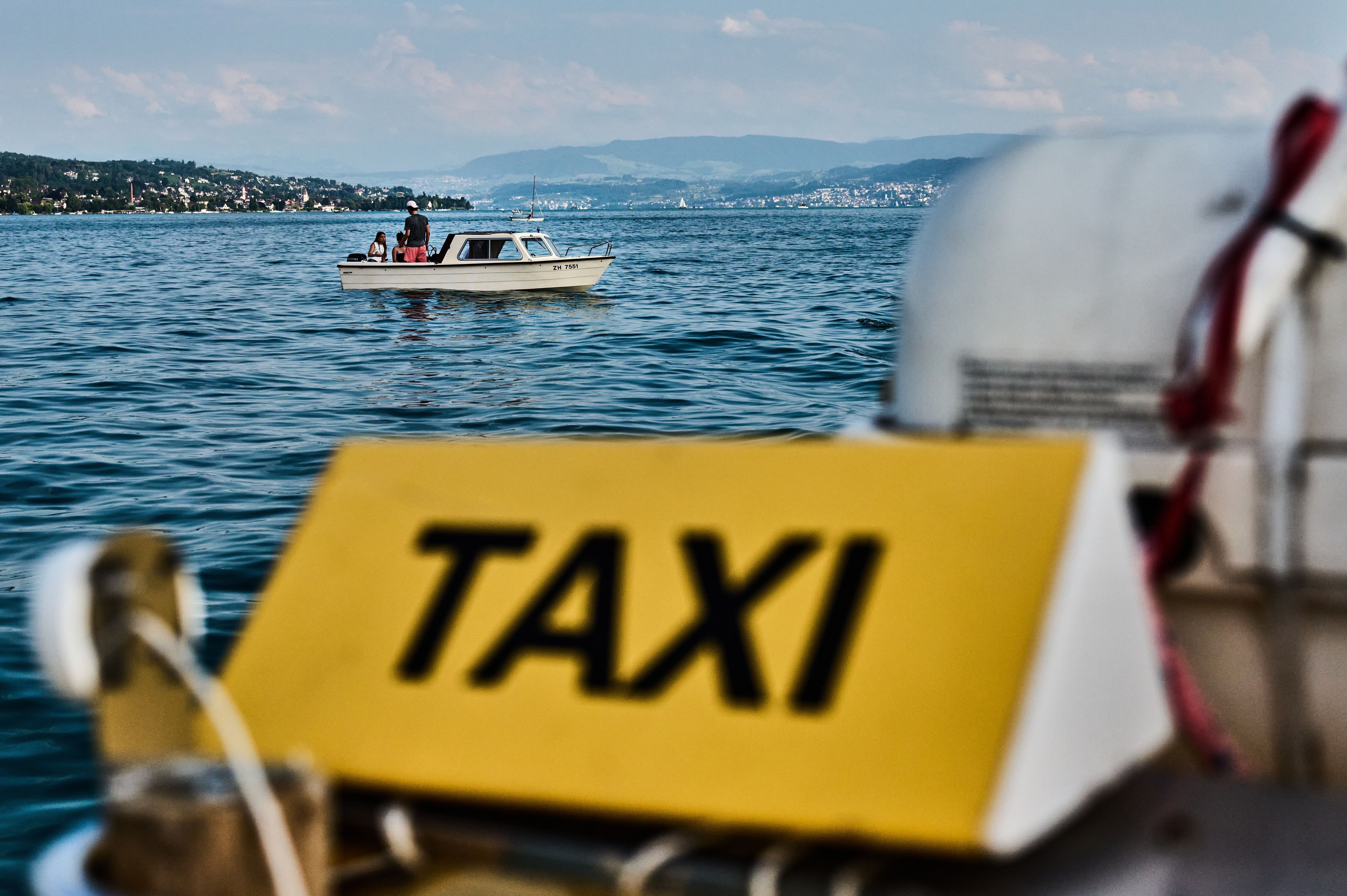 Herrschen auf dem Zürichsee illegale Zustände? Ein umtriebiger Böötler streitet sich mit dem Promi-Wirt Michel Péclard.