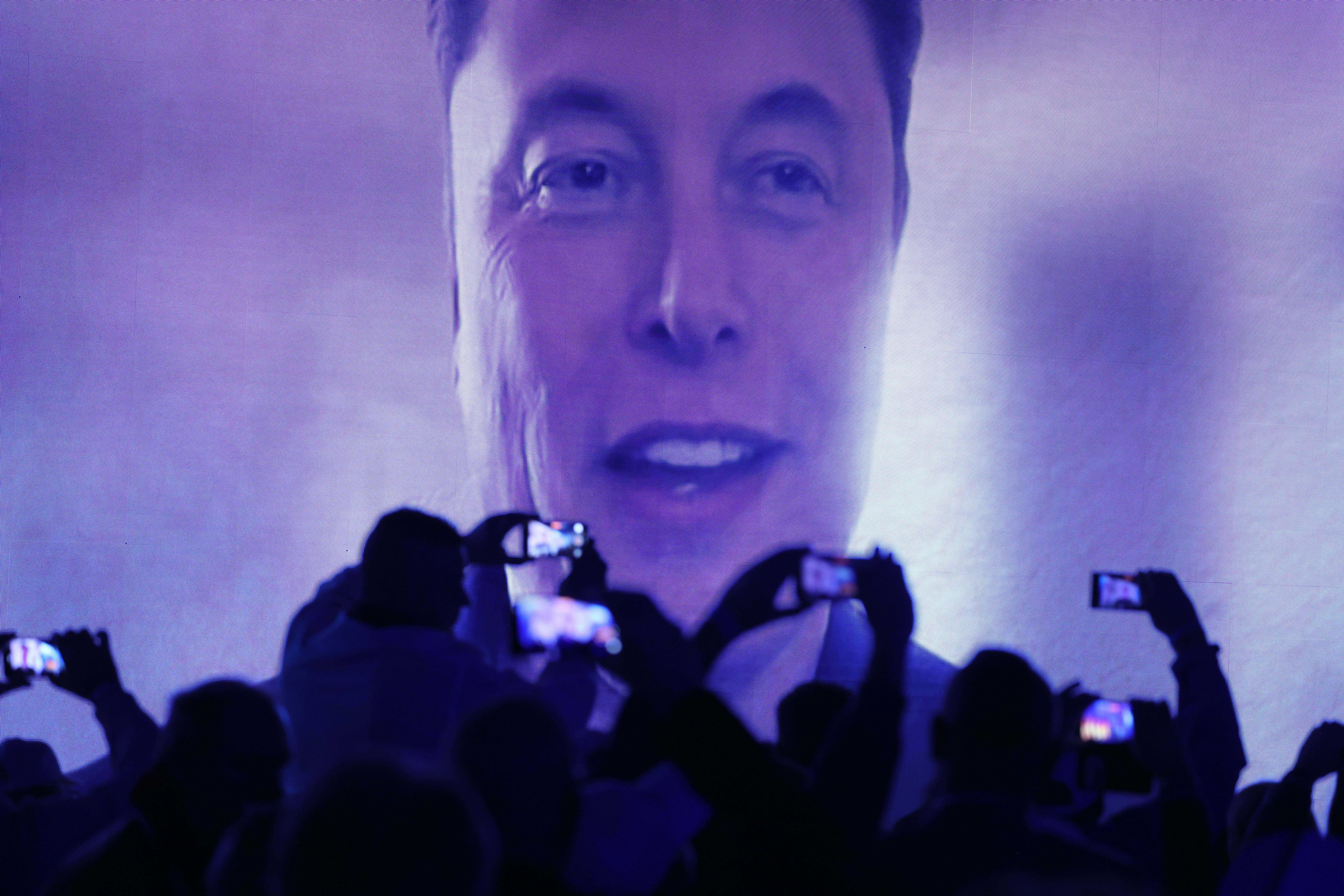Er wolle sich vorrangig um sein Geschäftsimperium kümmern, sagte der Billionär. Doch Elon Musk versucht Wahlen in Europa zu beeinflussen und hat bereits 90 Millionen Dollar in den amerikanischen Wahlkampf gesteckt.