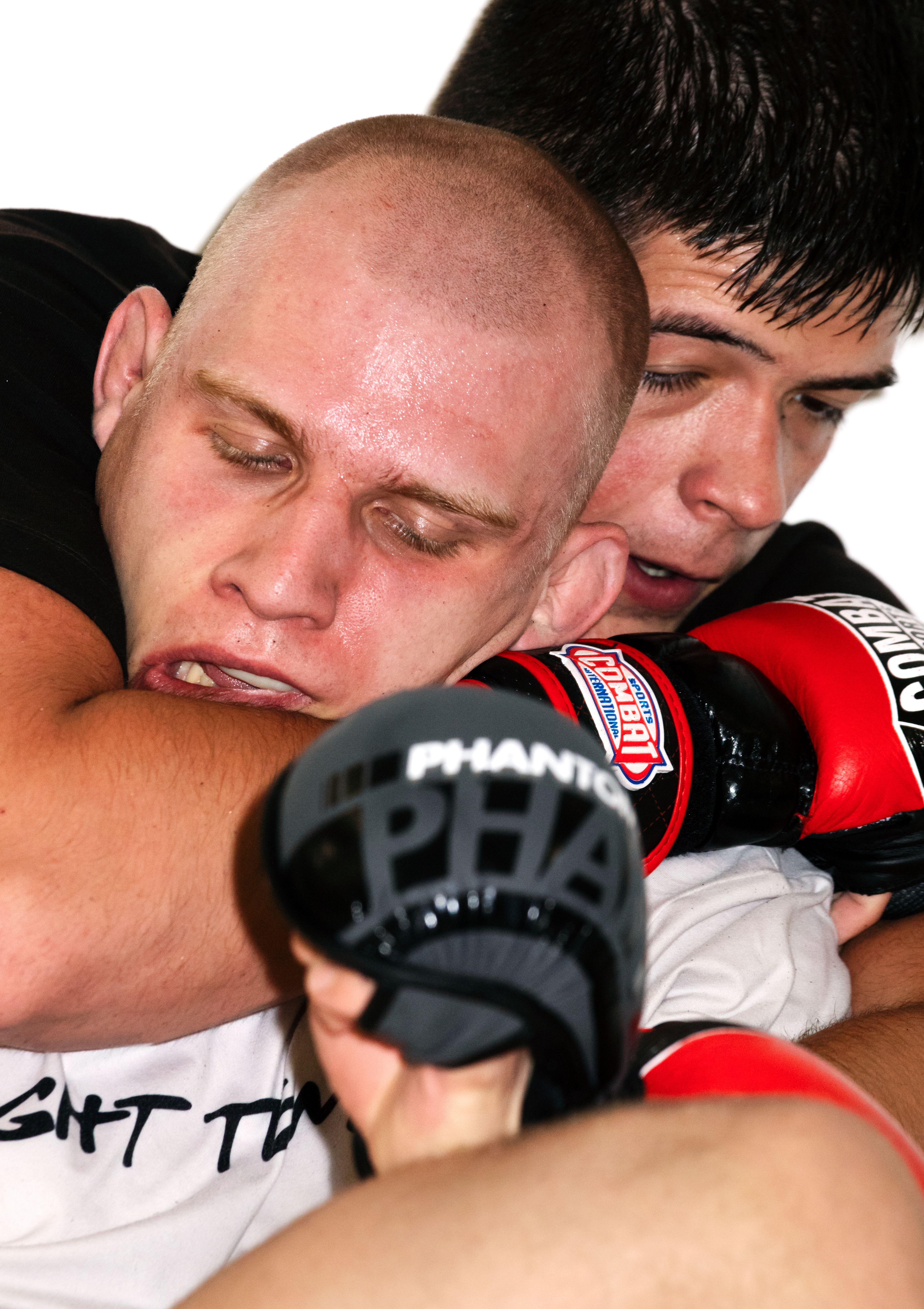Selbst wenn der Gegner am Boden liegt, schlagen MMA-Kämpfer weiter zu. Ein junger Mann erzählt, was ihn daran fasziniert.
