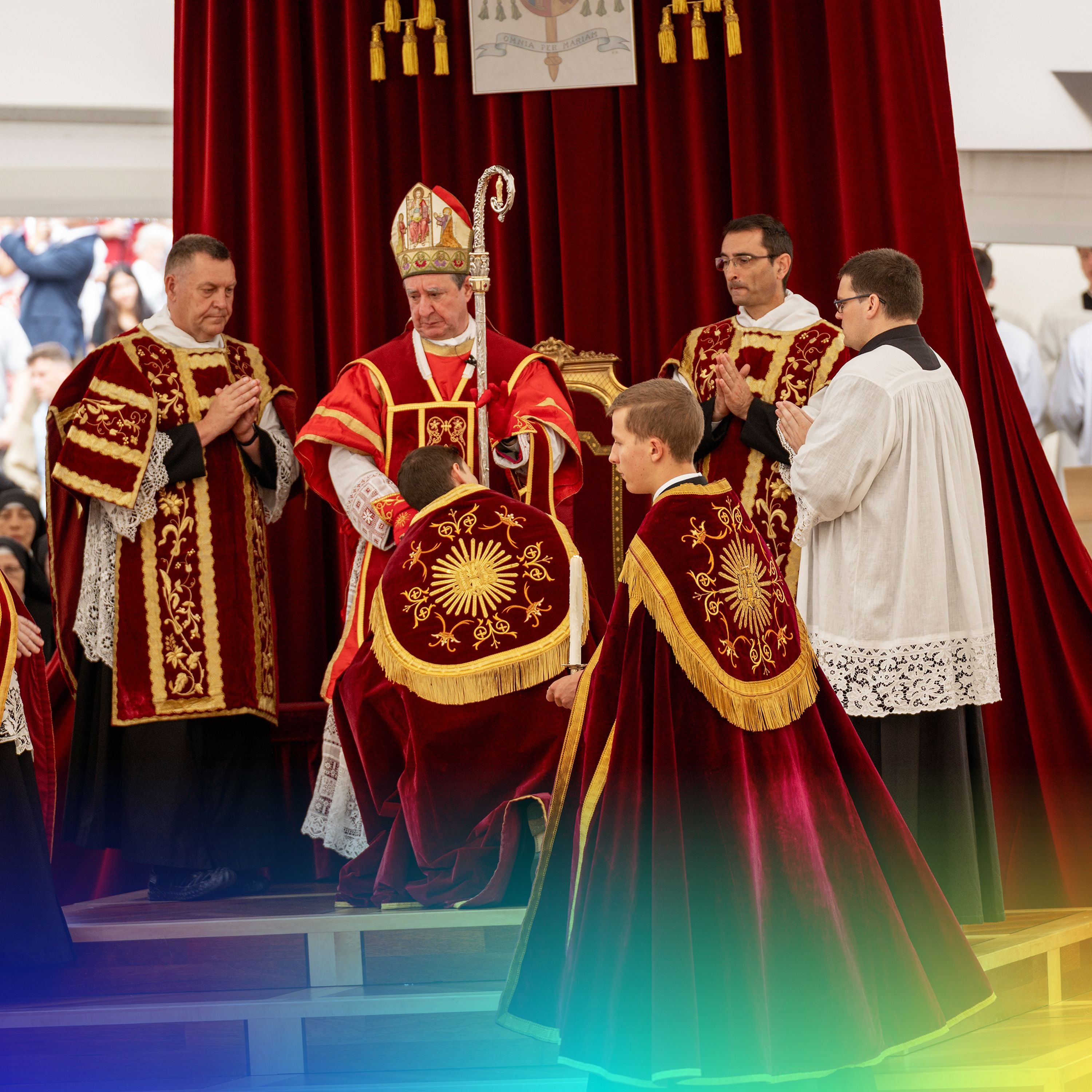 Vier neue Bischöfe hat die Piusbruderschaft im Wallis geweiht – gegen den klaren Willen von Papst Leo XIV. Dessen Antwort und dessen Strafe folgten prompt. Die Piusbrüder sind exkommuniziert. Weitermachen werden sie trotzdem.