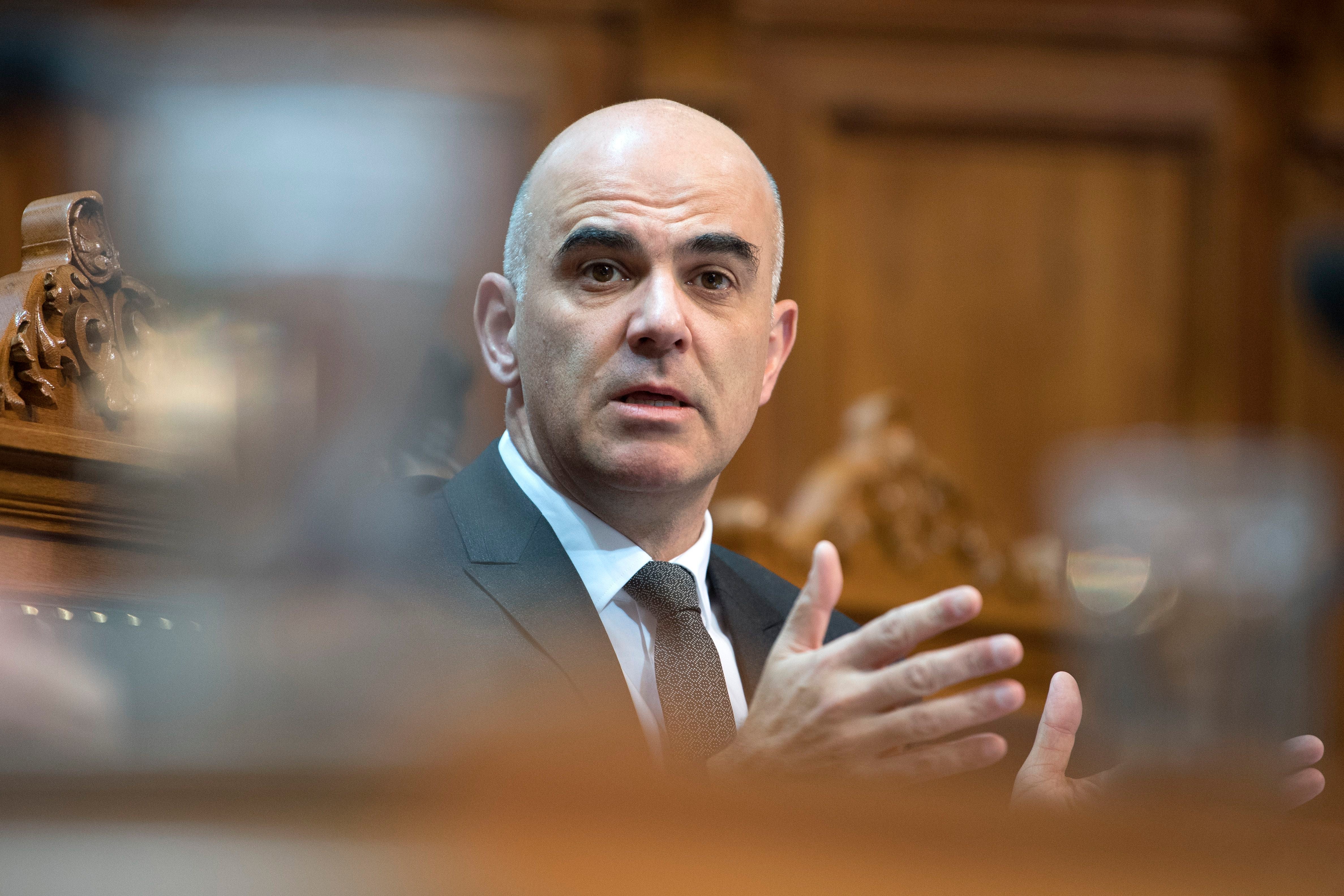 Die neuen Zahlen zur IV zeigen, wie ungeniert der frühere Bundesrat Alain Berset die Politik in die Irre geführt hat, und wie leicht sie es ihm machte. Der Unterschied zur AHV ist gross: Dort ist klar, was zu tun wäre. Aber bei der IV?