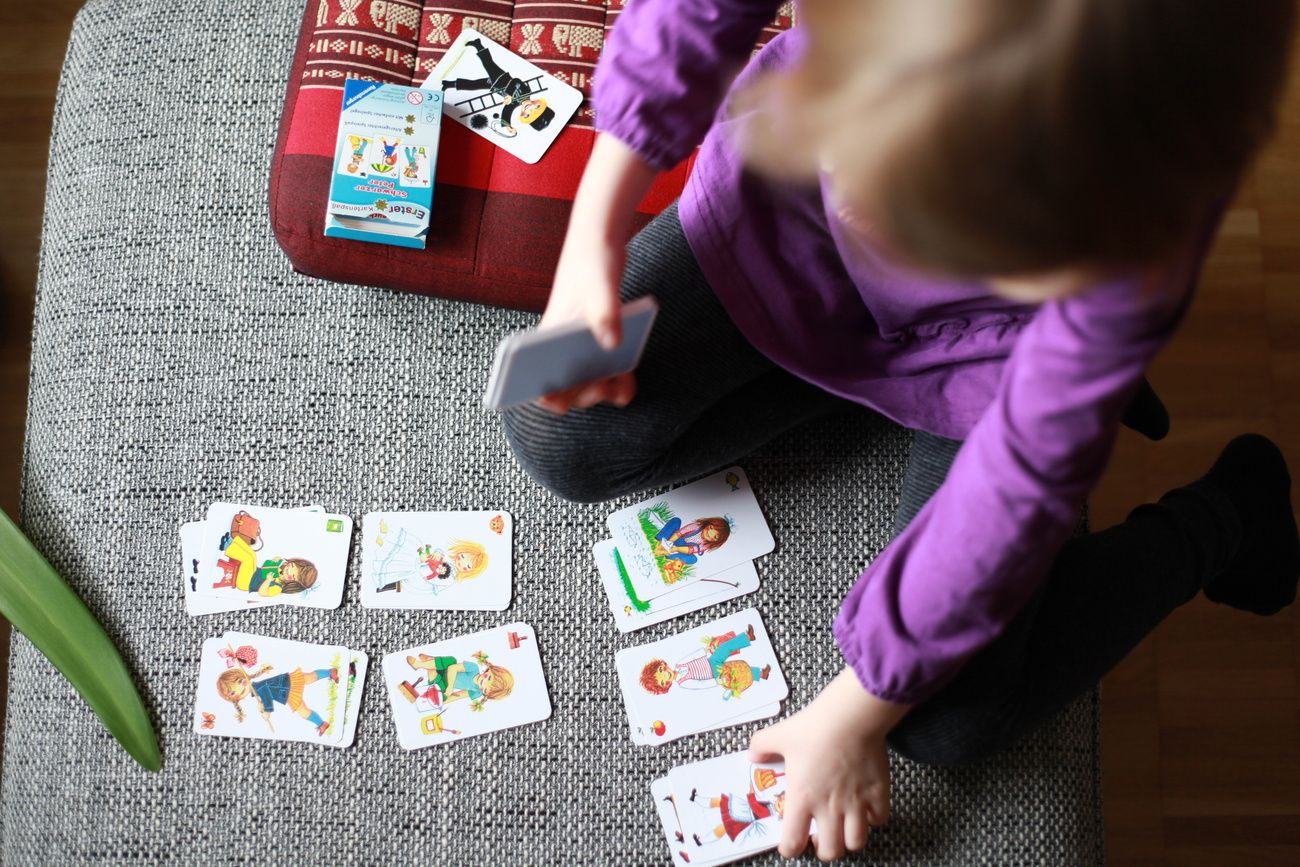Ein Fall in Küsnacht an der Zürcher Goldküste beschäftigt die Medien und die Staatsanwaltschaft. Doch die entscheidende Frage bleibt unbeantwortet: Kann ein Kartenspiel für kleine Kinder rassistisch sein?