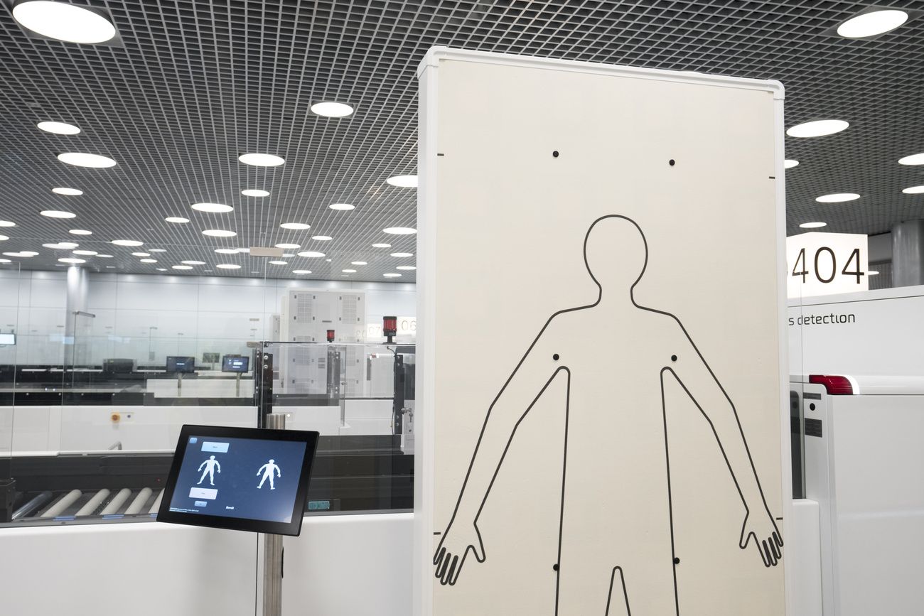 Eine Frau schaffte es bis ins Flugzeug, ein Mann versteckte sich auf der Bordtoilette – und ein Dritter konnte sich ohne jegliche Sicherheitskontrolle in den Frachtraum eines Jets setzen.