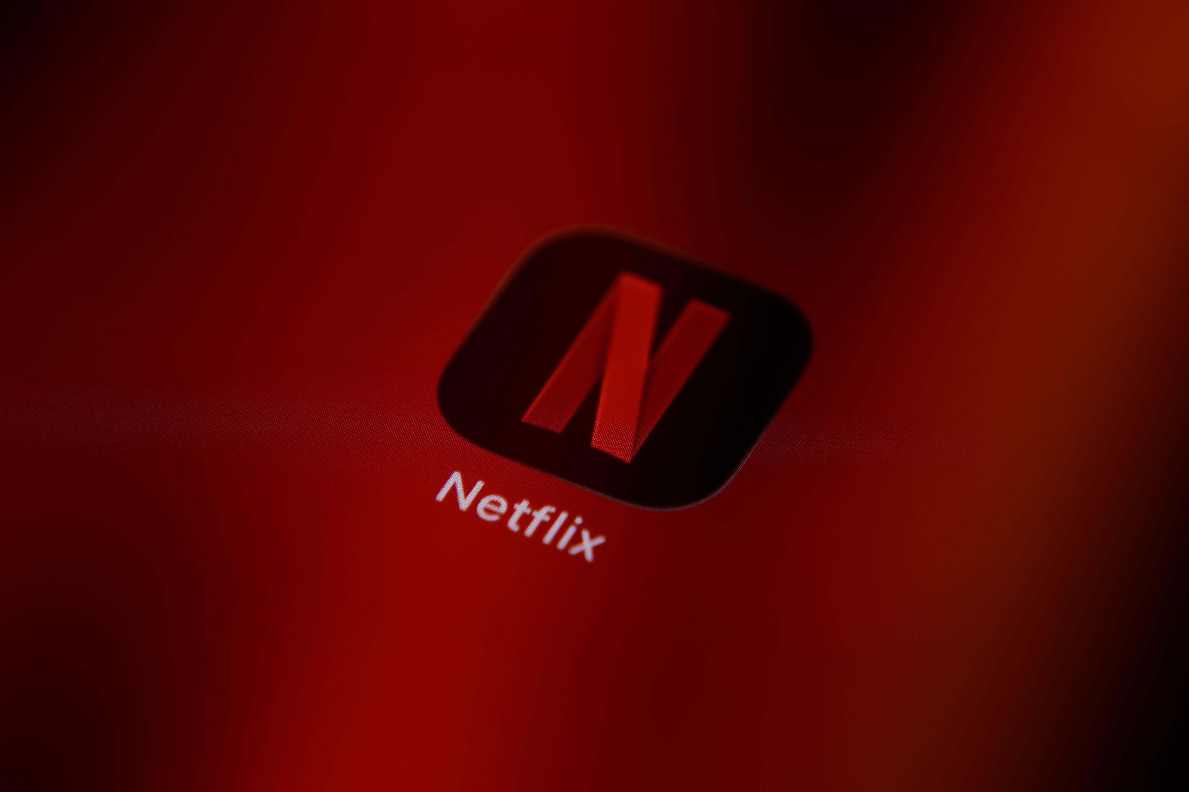 Noch schafft es der grösste Streaming-Anbieter geschickt, die 325 Millionen Abonnenten zu halten. Aber wenn die Einnahmen viel stärker ansteigen als die Zuschauerzahl der Serien, könnte Netflix in Probleme geraten.