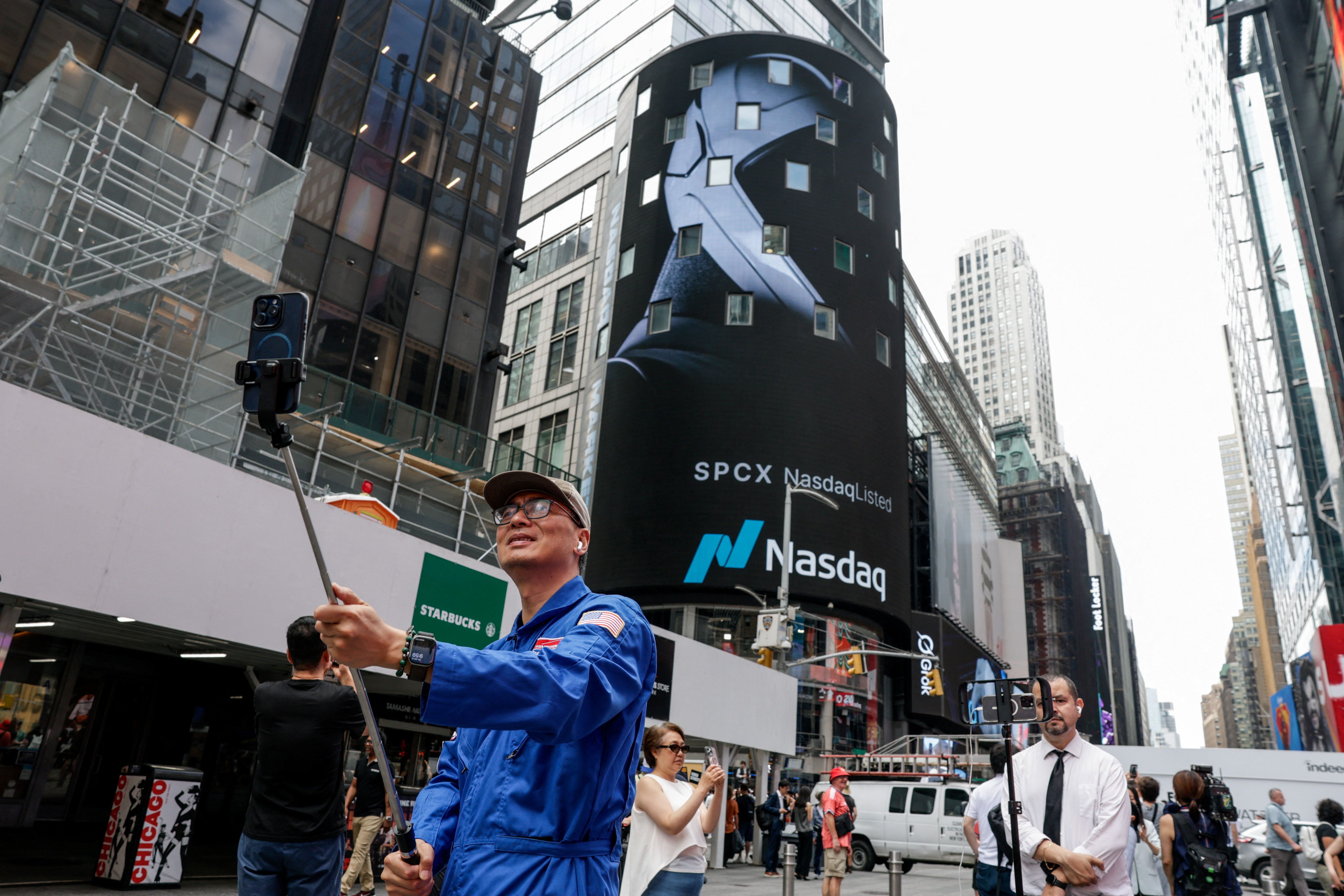 Der Tech-Index Nasdaq gab am Freitag zeitweise stark nach, nachdem ein chinesisches KI-Modell mit starken Werten aufgetrumpft hatte. Während sich der Index erholte, blieb Raketenbauer SpaceX im Tief.