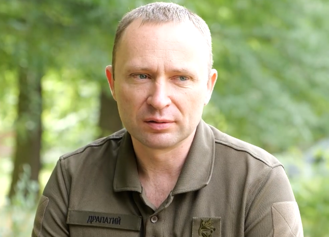 Der stark kritisierte Armeechef Olexander Sirski verliert seinen Posten. Nachfolger wird Generalmajor Michailo Drapati. Damit vollzieht Präsident Selenski einen spektakulären Rückzieher.