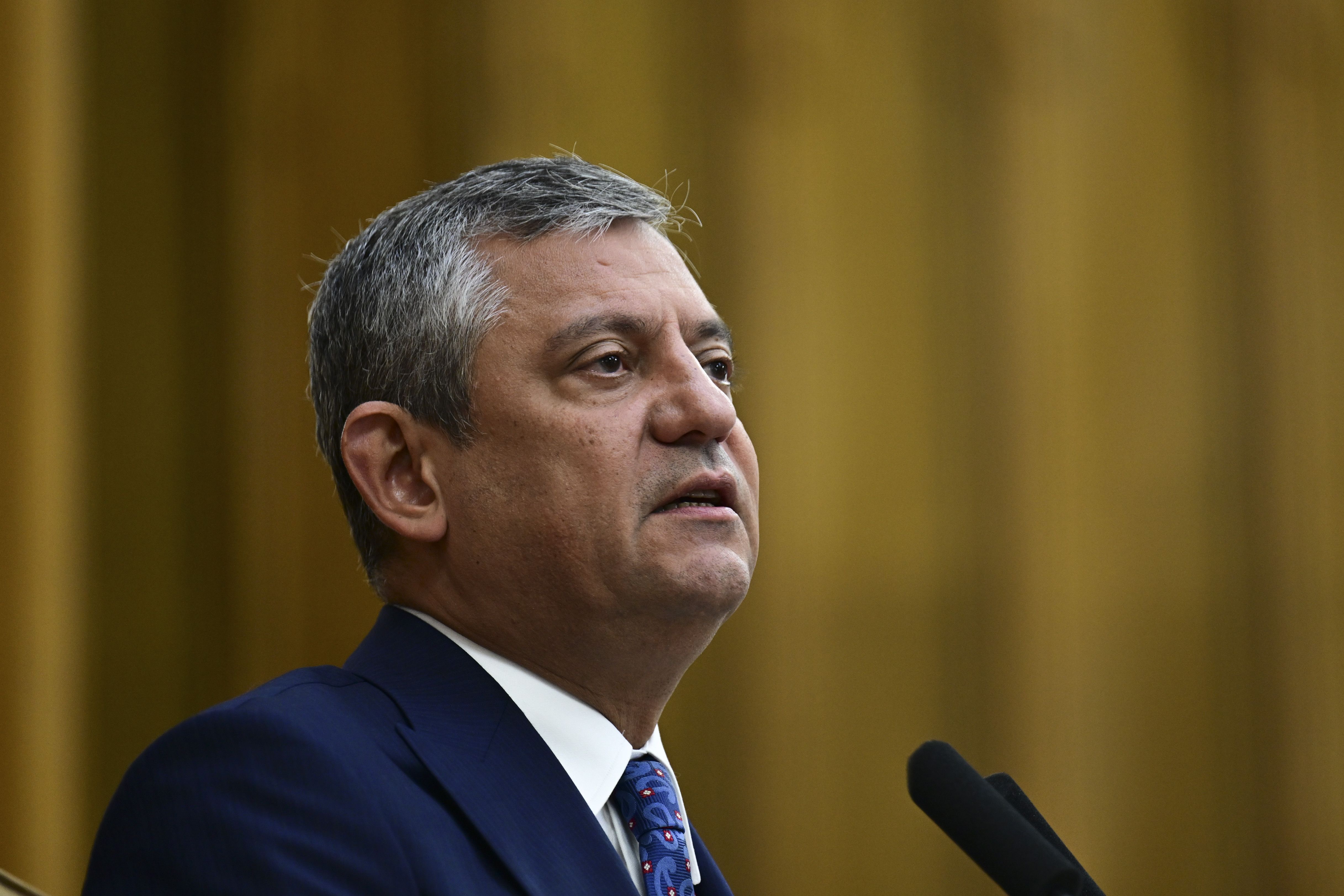 Der abgesetzte Chef der grössten türkischen Oppositionspartei CHP, Özgür Özel, will eine neue Partei gründen. Viele Fraktionsmitglieder dürften ihm folgen. Unklar bleibt, ob Özel sich gegen die türkische Justiz behaupten kann.