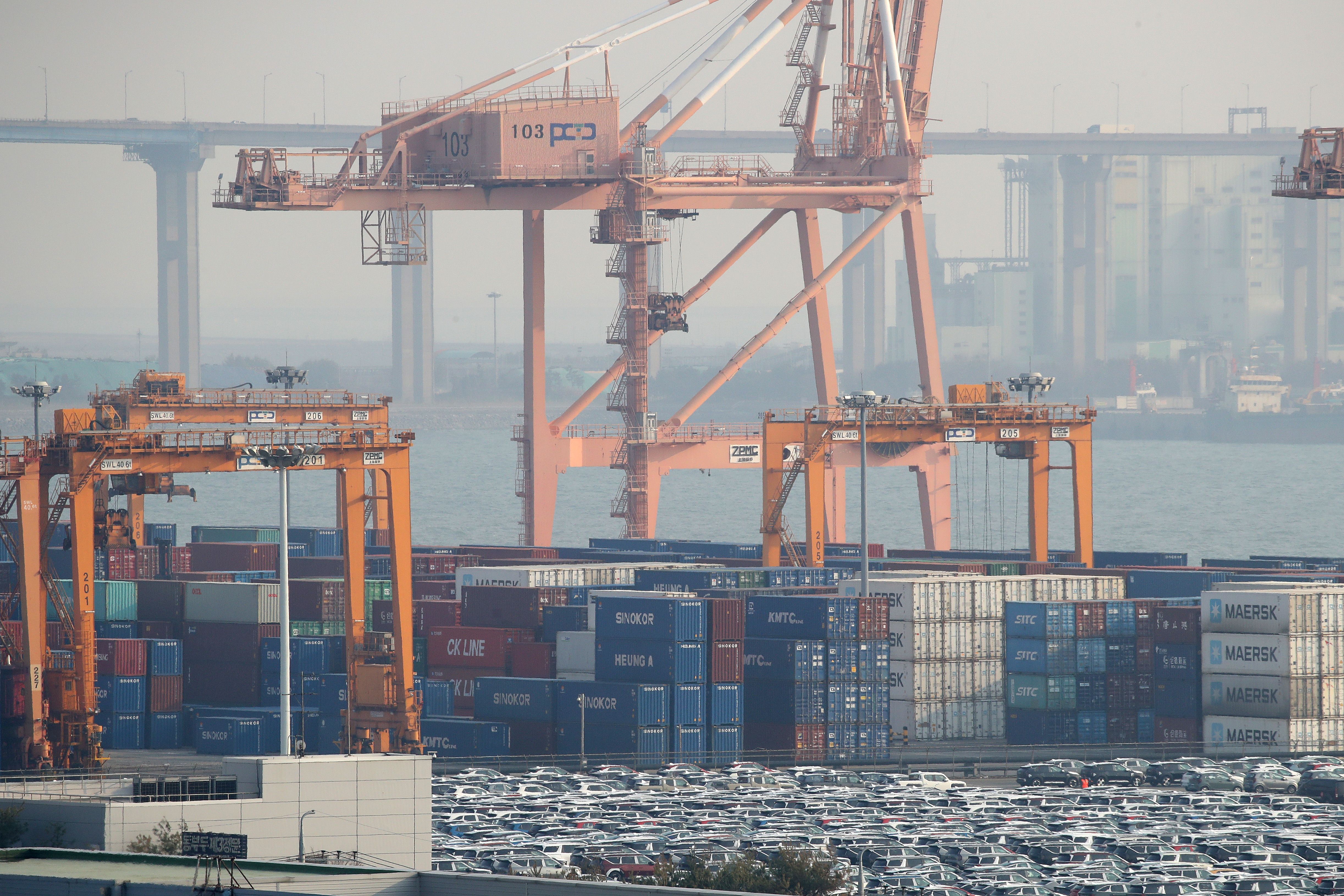 Schweizer Exporteure müssen in den USA ab Freitag einen neuen Basiszoll von 12,5 Prozent zahlen, für EU-Firmen sind es 10 Prozent. Donald Trump will damit einen wegfallenden Zoll ersetzen, könnte aber bald noch einmal nachlegen.
