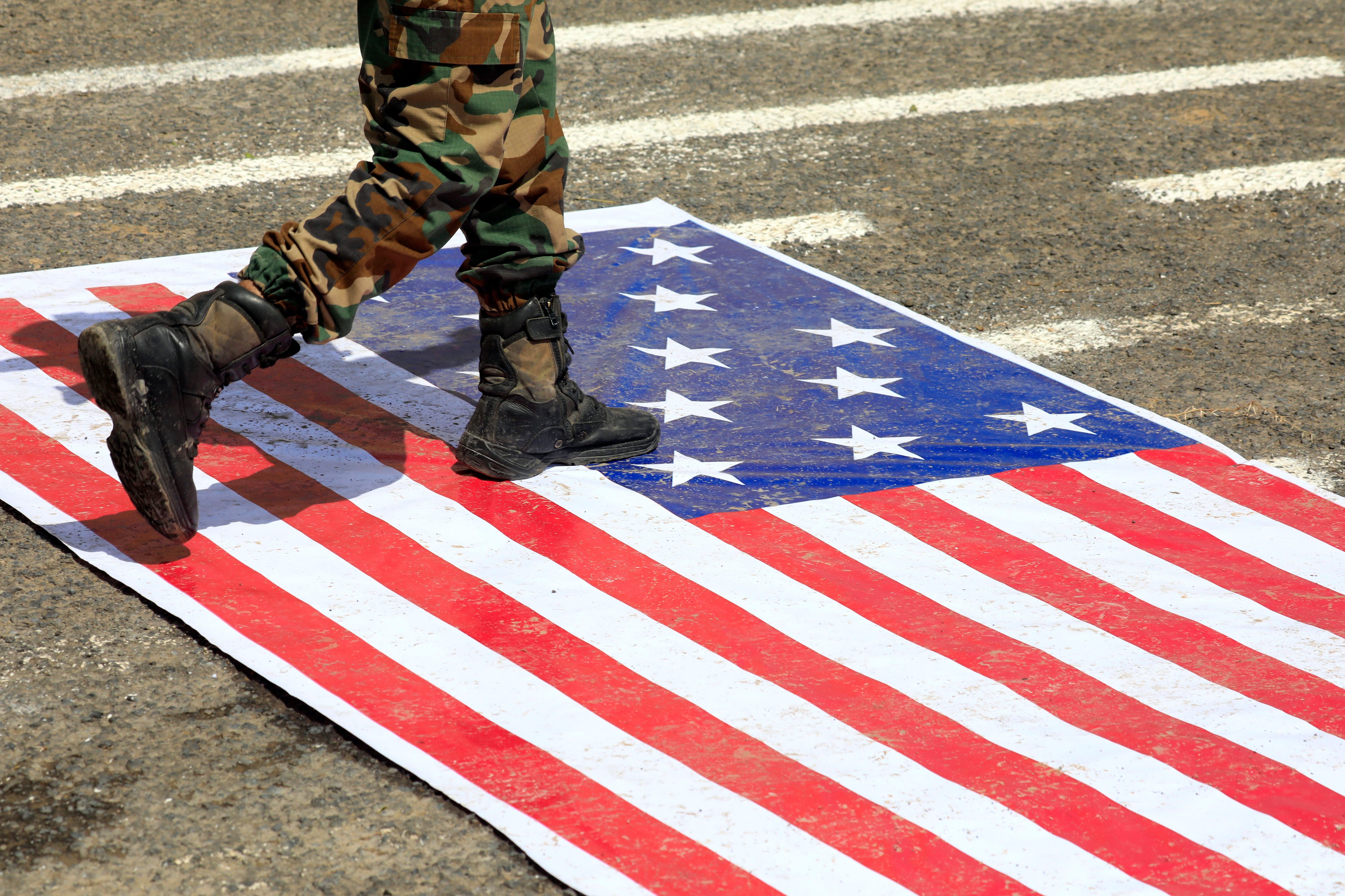 Das islamistische Regime in Jemen macht seine Drohung wahr und schliesst das zweite maritime Nadelöhr im Roten Meer. Die USA nehmen unterdessen Irans Handelsrouten ins Visier – eine Entspannung ist nicht in Sicht.
