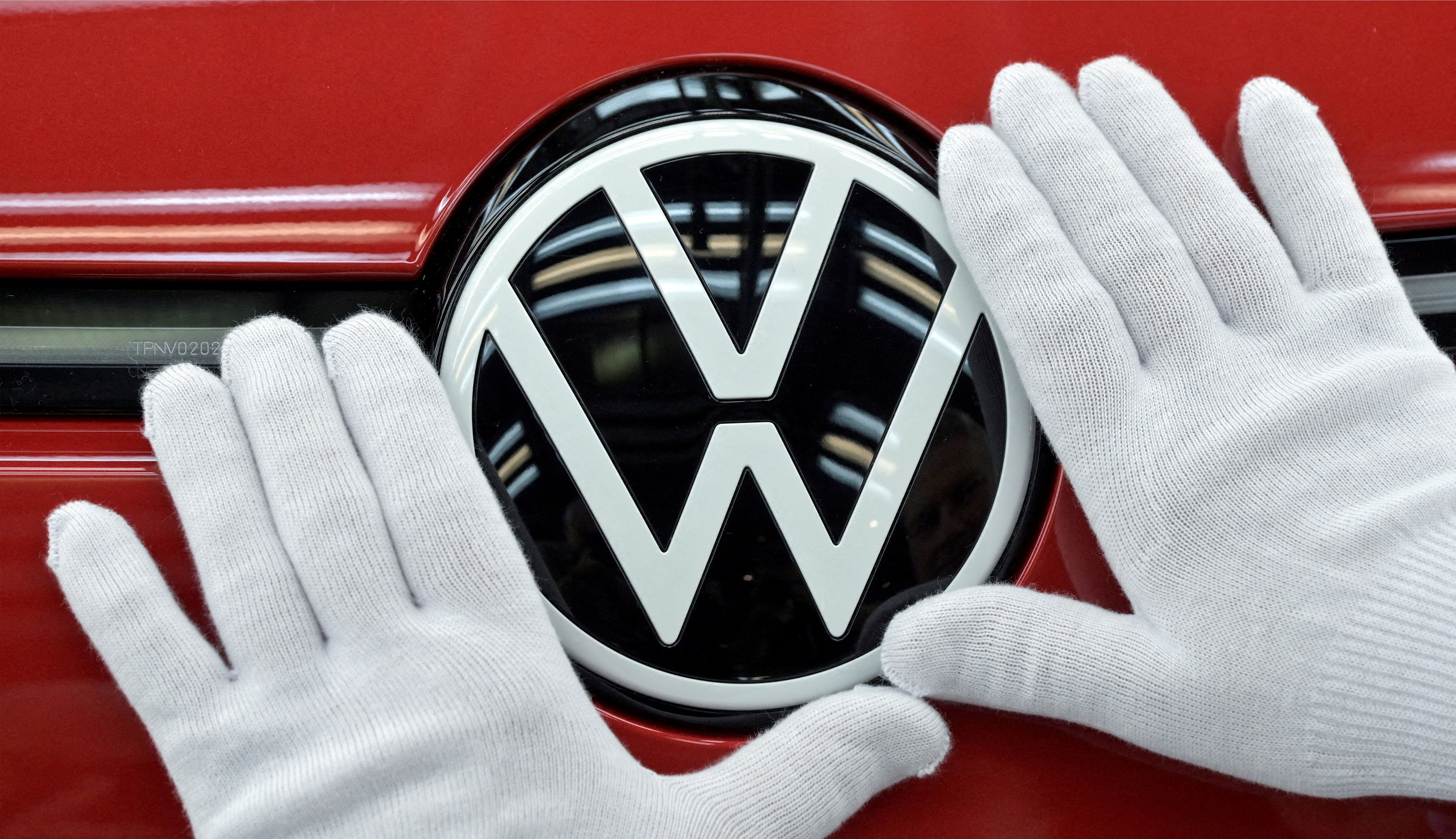 Schwache Verkäufe vor allem in China setzen dem VW-Konzern weiter zu: Der Gewinn ist im zweiten Quartal erneut kräftig gesunken.