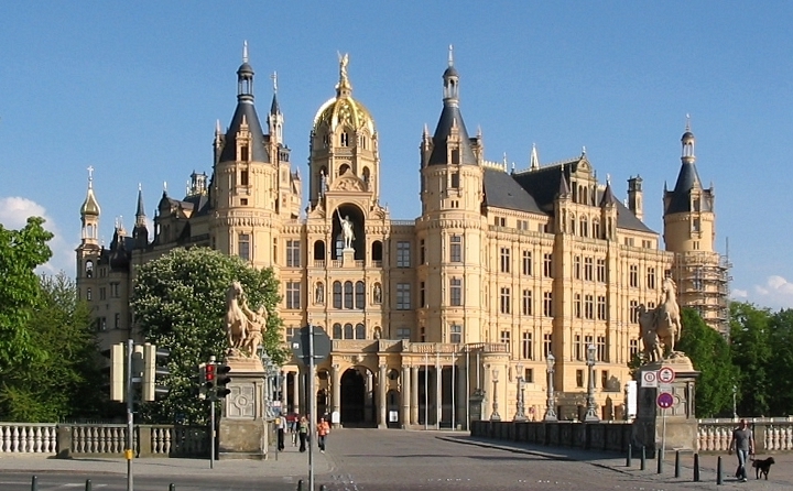 Datei:Schloss Schwerin 070506.jpg