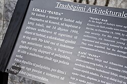 Спомен плоча испред кафића „Панда“