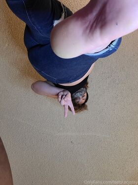 feetstacystay